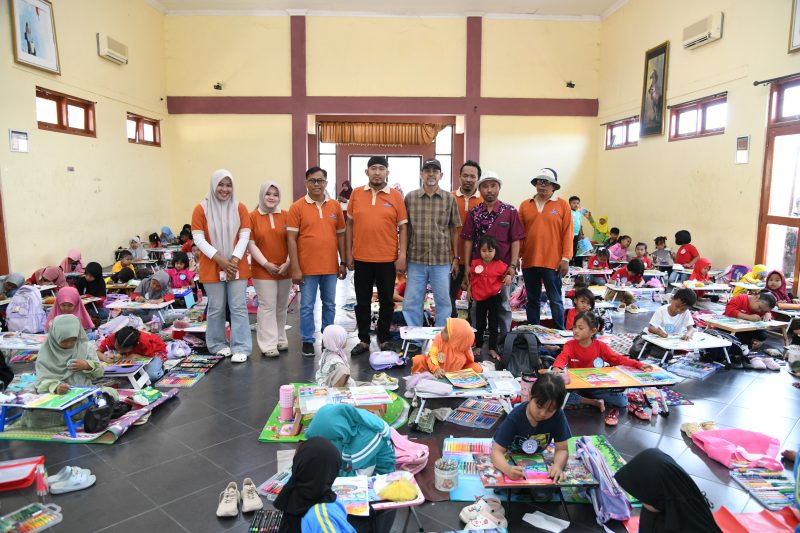Empat dari kiri. Bupati Sumenep Dr Achmad Fauzi Wongsojudo bersama panitia 