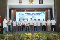 Ketua SMSI Jatim, Sokip, SH. saat mengukuhkan pengurus SMSI Lamongan 
