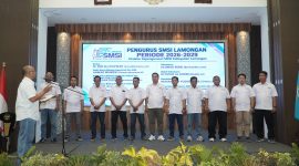 Ketua SMSI Jatim, Sokip, SH. saat mengukuhkan pengurus SMSI Lamongan 