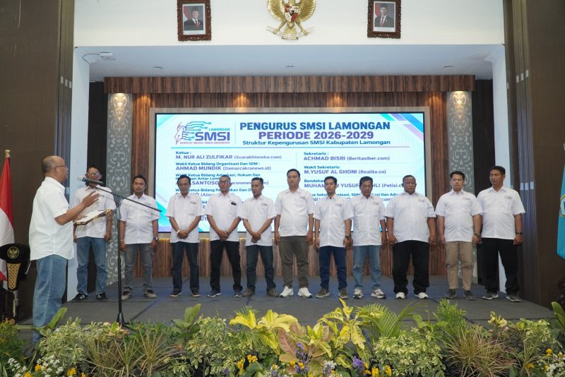 Ketua SMSI Jatim, Sokip, SH. saat mengukuhkan pengurus SMSI Lamongan 