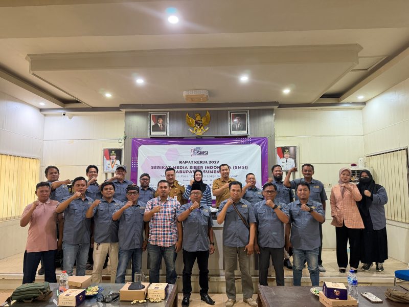 Pengurus dan Anggota SMSI Sumenep bersama Kadis PMD, Sekretaris Diskominfo serta sejumlah Ketua organisasi Media 
