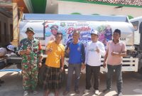 Dua dari kanan, Ketua Baznas Sumenep Ahmad Rahman bersama Warga Langsar dan Babinsa