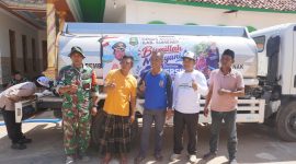 Dua dari kanan, Ketua Baznas Sumenep Ahmad Rahman bersama Warga Langsar dan Babinsa