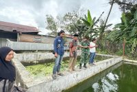 Mahasiswa FTP Unhas saat melakukan pemasangan aerator untuk budidaya ikan air di Desa Tinggimae