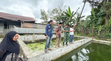 Mahasiswa FTP Unhas saat melakukan pemasangan aerator untuk budidaya ikan air di Desa Tinggimae