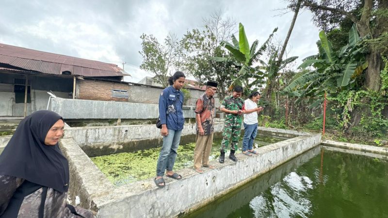 Mahasiswa FTP Unhas saat melakukan pemasangan aerator untuk budidaya ikan air di Desa Tinggimae