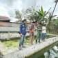 Mahasiswa FTP Unhas saat melakukan pemasangan aerator untuk budidaya ikan air di Desa Tinggimae