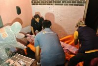 MR, saat dievakuasi polisi dari rumahnya
