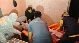 MR, saat dievakuasi polisi dari rumahnya