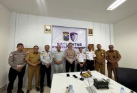 Kasatlatas Polresta Sumenep (tengah) dan Kabid LLA Disperkimhub sumenep, Nouvel dan jajaran Perkimhub serta anggota Lantas 