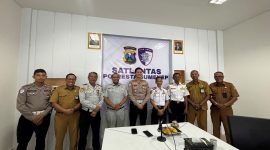 Kasatlatas Polresta Sumenep (tengah) dan Kabid LLA Disperkimhub sumenep, Nouvel dan jajaran Perkimhub serta anggota Lantas 