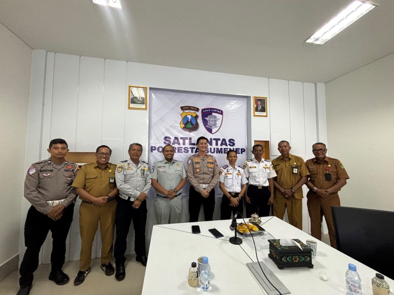 Kasatlatas Polresta Sumenep (tengah) dan Kabid LLA Disperkimhub sumenep, Nouvel dan jajaran Perkimhub serta anggota Lantas 