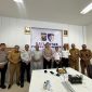 Kasatlatas Polresta Sumenep (tengah) dan Kabid LLA Disperkimhub sumenep, Nouvel dan jajaran Perkimhub serta anggota Lantas 