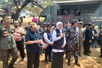 Gubernur Khofifah didampingi Wakil Bupati Sumenep saat di Slopeng 