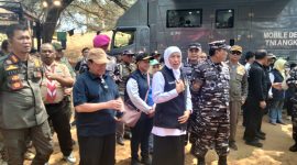 Gubernur Khofifah didampingi Wakil Bupati Sumenep saat di Slopeng 
