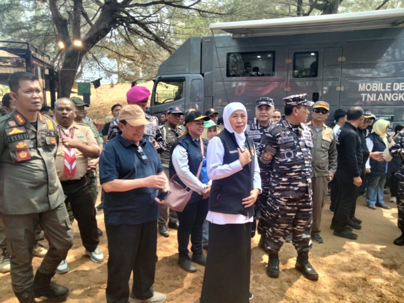 Gubernur Khofifah didampingi Wakil Bupati Sumenep saat di Slopeng 