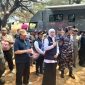 Gubernur Khofifah didampingi Wakil Bupati Sumenep saat di Slopeng 