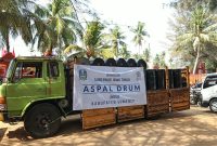 Truk bermuatan Aspal Bantuan Khofifah 