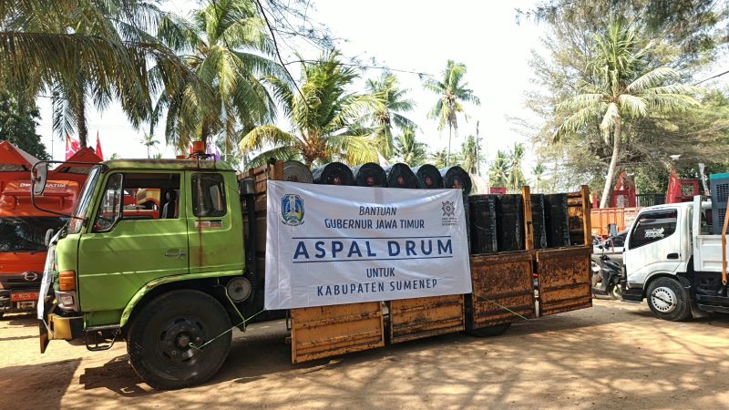 Truk bermuatan Aspal Bantuan Khofifah 