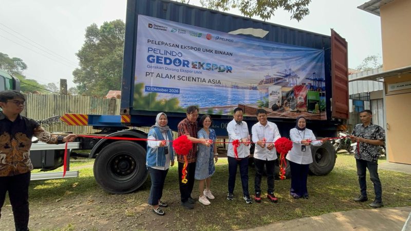 Pemotongan pita pelepasan Ekspor Produk UMK Binaan Pelindo ke Brunei Darussalam 