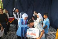 Gubernur Khofifah Serahkan Bantuan Beasiswa secara simbolis di SMAN 2 Sumenep 