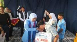 Gubernur Khofifah Serahkan Bantuan Beasiswa secara simbolis di SMAN 2 Sumenep 