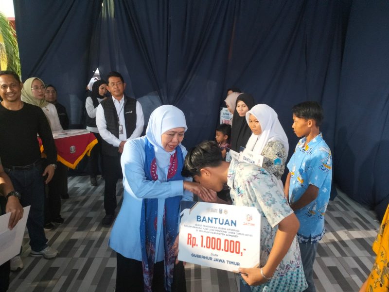 Gubernur Khofifah Serahkan Bantuan Beasiswa secara simbolis di SMAN 2 Sumenep 