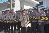 Salah satu aktivis JSP saat menyampaikan tuntutan di depan kantor Kejaksaan Negeri Sumenep 