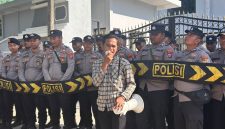 Salah satu aktivis JSP saat menyampaikan tuntutan di depan kantor Kejaksaan Negeri Sumenep 