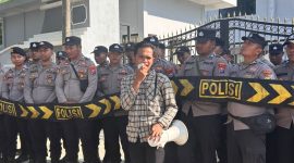 Salah satu aktivis JSP saat menyampaikan tuntutan di depan kantor Kejaksaan Negeri Sumenep 