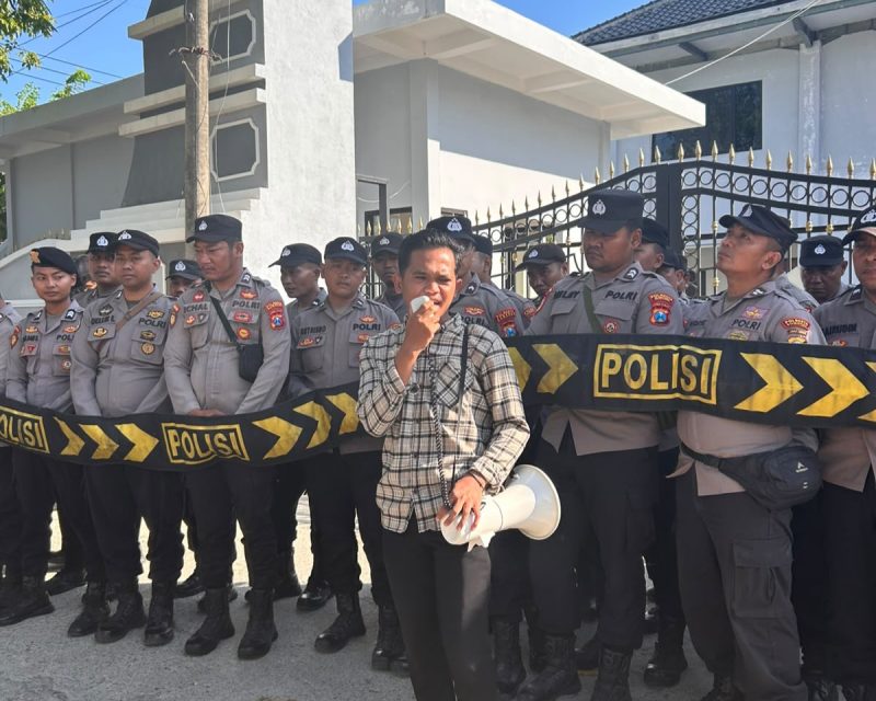 Salah satu aktivis JSP saat menyampaikan tuntutan di depan kantor Kejaksaan Negeri Sumenep 