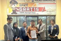 Halimi (tengah) bersama Kuasa Hukum nya saat memperlihatkan bukti laporan ketika di Polres Bangkalan