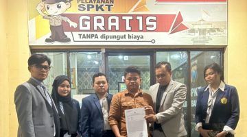 Halimi (tengah) bersama Kuasa Hukum nya saat memperlihatkan bukti laporan ketika di Polres Bangkalan