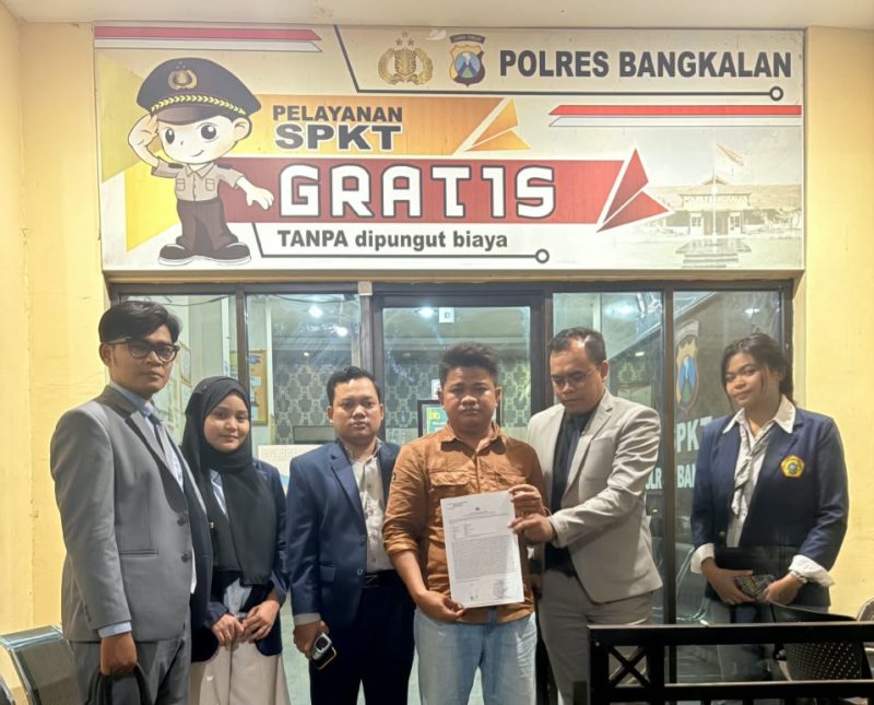 Halimi (tengah) bersama Kuasa Hukum nya saat memperlihatkan bukti laporan ketika di Polres Bangkalan