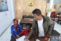 Pencara Sulaisi Abdurrazaq saat mendampingi korban Pengeroyokan melapor ke Polsek Camplong