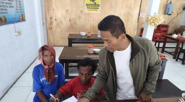 Pencara Sulaisi Abdurrazaq saat mendampingi korban Pengeroyokan melapor ke Polsek Camplong 