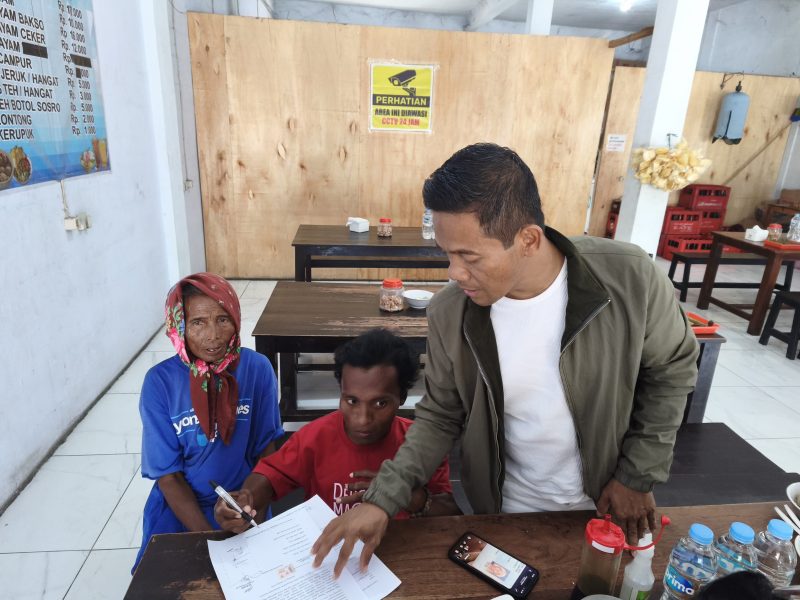 Pencara Sulaisi Abdurrazaq saat mendampingi korban Pengeroyokan melapor ke Polsek Camplong 