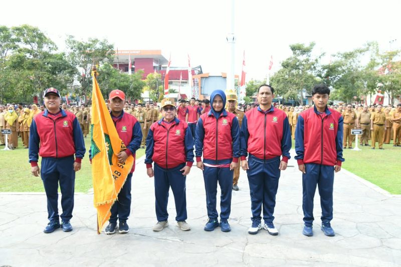 Tiga dari kiri Wabup Sumenep KH Imam Hasyim saat melepas kontingen Sumenep ke POPDA XV Jatim