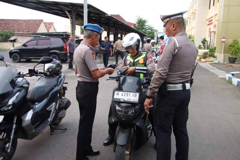 Pemeriksaan kelengkapan kendaraan dimulai dari Personel Polres Sumenep 