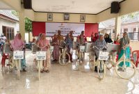 Balai Desa Pagerungan Kecil jadi saksi penyerahan bantuan sepeda rombong untuk pelaku UMKM