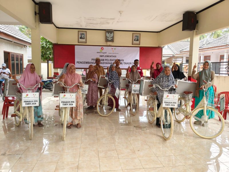 Balai Desa Pagerungan Kecil jadi saksi penyerahan bantuan sepeda rombong untuk pelaku UMKM