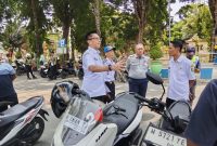 Kadis Perkimhub Sumenep, Dadang Deddy Iskandar bersama petugas gabungan saat menertibkan parkir liar