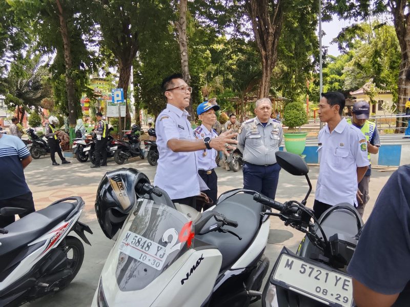 Kadis Perkimhub Sumenep, Dadang Deddy Iskandar bersama petugas gabungan saat menertibkan parkir liar