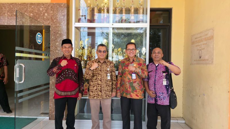 Dari kanan, Kepala SMKN 2 Rembang, Gatot Raharjo, Kacabdindik Jatim Wilayah Sumenep, Dr. Rusliy, M.Pd, Kacabdisdik Wilayah 4 Jawa Tengah, Sukamto, M.M dan Kepala SMKN 1 Sumenep, Sucipto, M.Pd