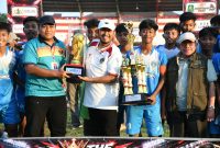 Bupati Sumenep Dr. Achmad Fauzi Wongsojudo (kanan) saat menyerahkan Tropi AF Sport kepada Camat Pasongsongan, Aynizar Kusuma