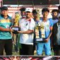 Bupati Sumenep Dr. Achmad Fauzi Wongsojudo (kanan) saat menyerahkan Tropi AF Sport kepada Camat Pasongsongan, Aynizar Kusuma
