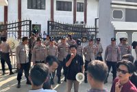 Massa aksi JASTRA saat orasi di depan Kantor Kejari Sumenep 
