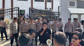 Massa aksi JASTRA saat orasi di depan Kantor Kejari Sumenep 