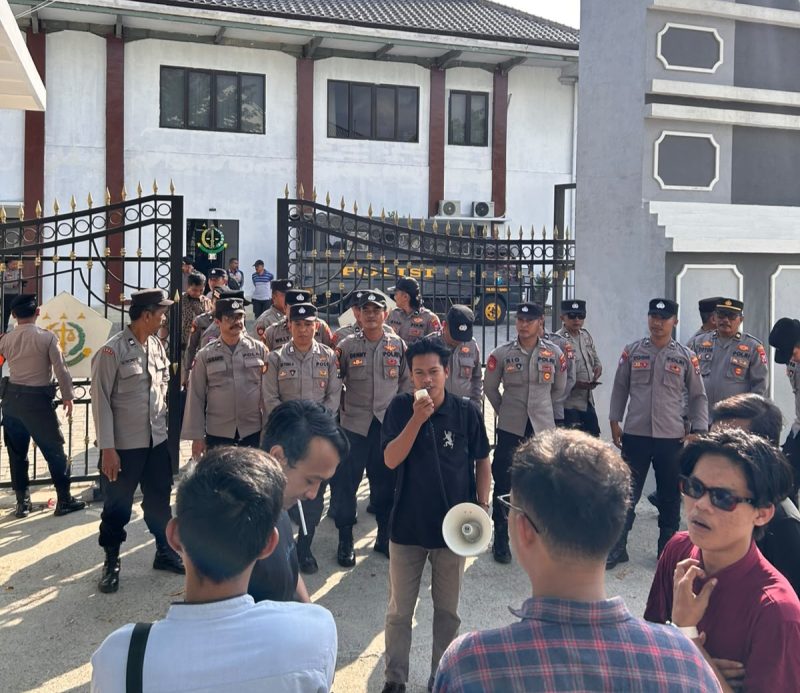 Massa aksi JASTRA saat orasi di depan Kantor Kejari Sumenep 