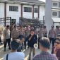 Massa aksi JASTRA saat orasi di depan Kantor Kejari Sumenep 